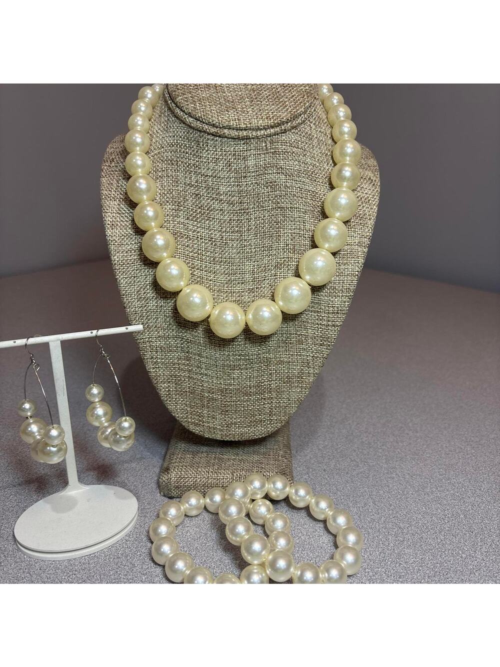 Vintage Faux Pearl Jewelry Set includes Necklace, Bracelet and Earrings